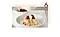 Étape 6. Dans une assiette blanche est présenté un dumpling, recouvert de compotée de prunes rôties et entouré de crème anglaise à la vanille.