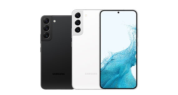 Rückansicht des Phantom Schwarz Galaxy S22 neben einer Rück- und Vorderansicht des Phantom Weiss Galaxy S22+.