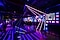 Influencer versammelt im Creators Lounge Event Space. Man sieht die farbenfrohe Lichtinstallation vorn und eine DJ-Bühne und Bar im Hintergrund.