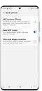 Ein Galaxy S20 Smartphone, auf dessen Display die Optionen zum Abspeichern von Fotos zu sehen sind. Die Option "RAW-Kopien speichern" ist angewählt.