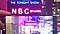 Crveno-plava neonska reklama od NBC Studios / The Tonight Show na zgradi GE u New Yorku snimljena na pametnom telefonu Samsung Galaxy S10+.
