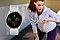 Eine athletische Frau, die auf ihre Galaxy Watch sieht
