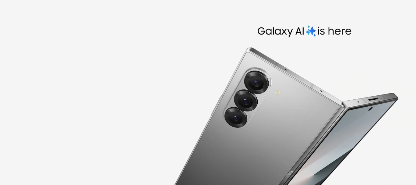 Galaxy AI is here. Galaxy Z Fold6, geschlossen, vertikal und von der Seite gesehen. Es dreht sich in eine horizontale Position, von hinten gesehen, mit dem Scharnier nach unten, und öffnet sich zu einem «V». 