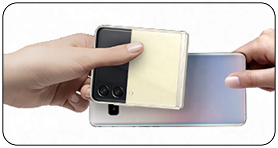 Sur la photo, un Galaxy Z Flip3 5G est échangée avec un smartphone de galaxie plus âgé