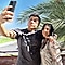 Man sieht hinter den Kulissen, wie Bryant mit dem Galaxy S20 ein Selfie mit seiner Mutter auf dem Balkon macht.
