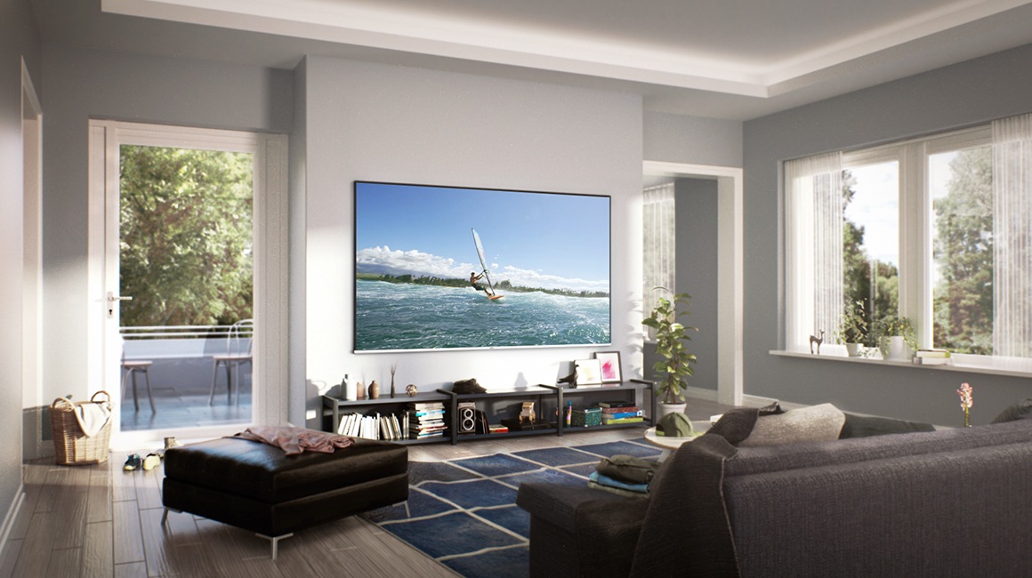 Umfangreicher Blick auf ein gemütliches Wohnzimmer bei Tageslicht. Ein Super Big TV hängt an der Wand. Auf dem Bild ist ein Mann am Surfen zu sehen.
