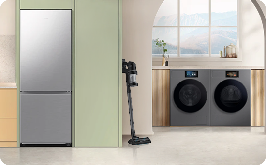 Ein Raum mit einem Bespoke AI Kühlschrank, einem Jet Ultra Staubsauger und zwei Waschmaschinen