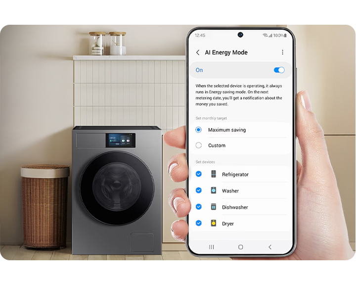 Samsung Smartphone mit aktivem AI Energy Mode auf dem Bildschirm. Bespoke AI Waschmaschine im Hintergrund