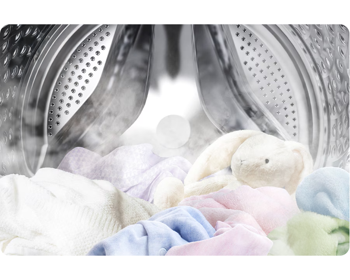 Innenansicht einer Waschmaschine mit bunten Kleidungsstücken und einem Stofftier