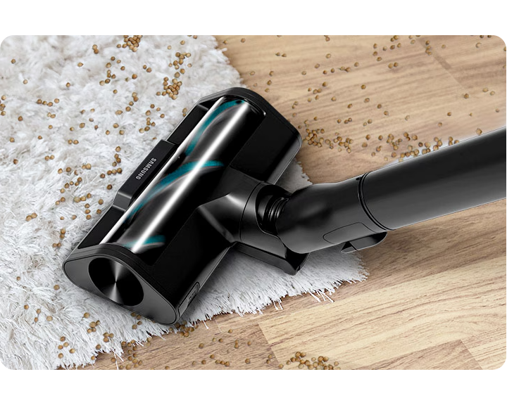 Der Kopf eines Bespoke AI Jet Ultra, der einen weissen Teppich saugt