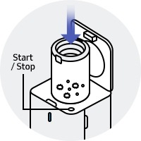 Öffne den Staubbehälter der Reinigungsstation