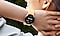Frau mit einer Galaxy Watch am Handgelenk.