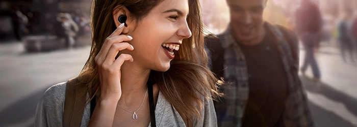 Junge Frau hört Musik mit den Galaxy Buds