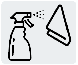 Alkohol wird mit einer Sprühflasche auf ein Tuch aufgetragen