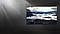 Ein grosses TV-Gerät, das an einer Beton-Wand angebracht ist, zeigt eine Landschaftsszene in 4K-Auflösung, während von links Sonnenlicht ins Bild fällt.