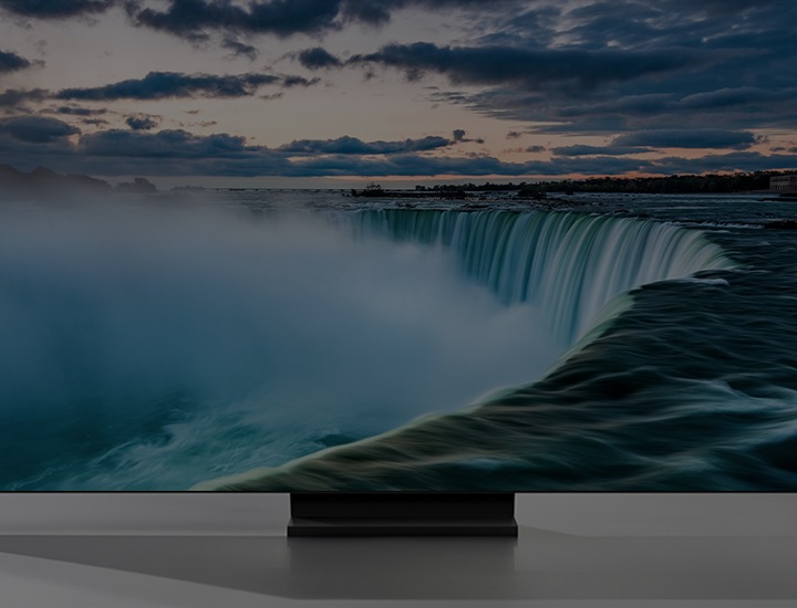 Ein Grossbildfernseher zeigt einen majestätischen Wasserfall und unterstreicht damit die beeindruckende Grösse des Bildschirms.