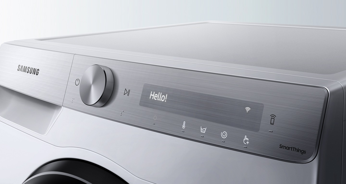 Die neue Waschmaschine und der neue Trockner zeigen «Hallo!» auf dem Display an, sobald eine WiFi-Verbindung hergestellt ist. Samsung Waschmaschine und Trockner in Weiss stehen nebeneinander.