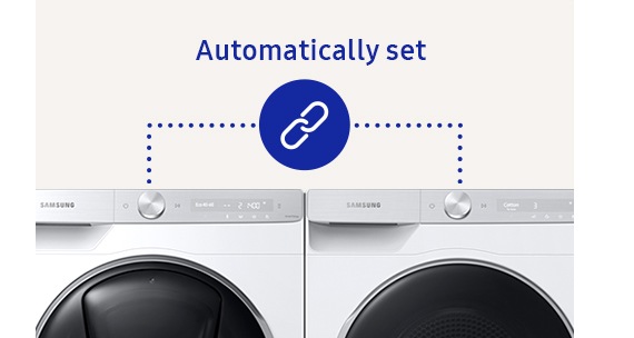 Eine Waschmaschine und ein Trockner von Samsung stehen nebeneinander und stellen durch automatische Synchronisierung ein für den Waschgang geeignetes Trocknerprogramm ein.