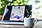 Pause-café: Une tasse de café chaud devant un ordinateur portable.