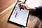 Une vue aérienne d'une Galaxy Tab S6 Lite noire légèrement inclinée vers la gauche. Au milieu de l'image, on voit la main droite d'Amanda qui tient un S Pen noir. L'écran affiche une page hebdomadaire pour septembre 2020, créée dans l'application Samsung Notes.