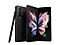 Vue de face d’un Galaxy Z Fold3 5G en Noir spectral ouvert, debout et légèrement incliné, derrière lui se trouve un Galaxy Z Fold3 5G en Noir spectral plié montrant son appareil photo principal et un S Pen noir, debout et penché vers le Galaxy Z Fold3 5G. plié.