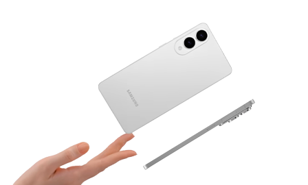 Une main tenant le smartphone Galaxy S25 Edge et un Galaxy S25 Edge vu de côté