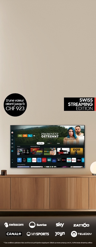Un téléviseur Samsung est accroché à un mur beige au-dessus d'un buffet en bois marron.