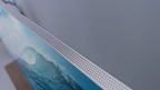 El marco superior del Neo QLED 8K con finos orificios para altavoces microperforados.