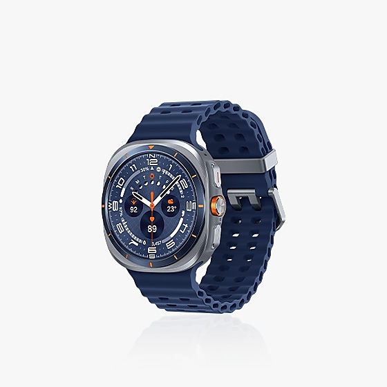 Galaxy Watch Ultra unido a una correa Titanium azul marino, con hebilla y formando un bucle cerrado. La esfera del reloj está ligeramente inclinada hacia la izquierda, lo que ofrece una vista tanto de la esfera del reloj como de la correa.