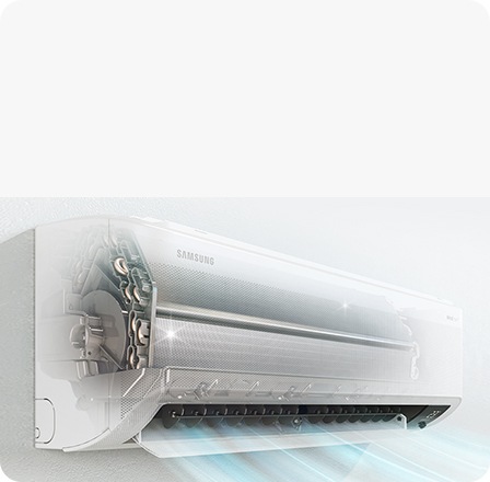 Un primer plano de un aire acondicionado montado en pared Samsung muestra su intercambiador de calor y un filtro limpio y brillante. Aire fresco sale del aire acondicionado.