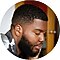 Primer plano de Khalid escuchando música con un par de Galaxy Buds Live en bronce místico. Tiene la mano izquierda apoyada sobre su oído.