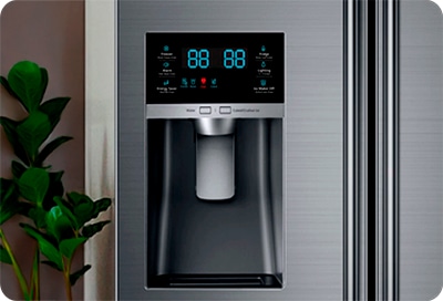 Nevera en una sala, con zoom en los icosnos del panel de control