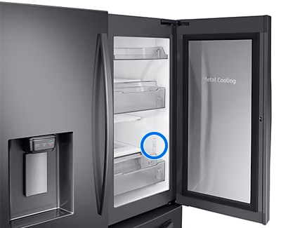 Refrigerador con la puerta abierta y resaltando el panel de control