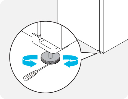Nivelación del refrigerador con la base ajustable de la parte delantera, se usa un destornillador punta plana para girar la base