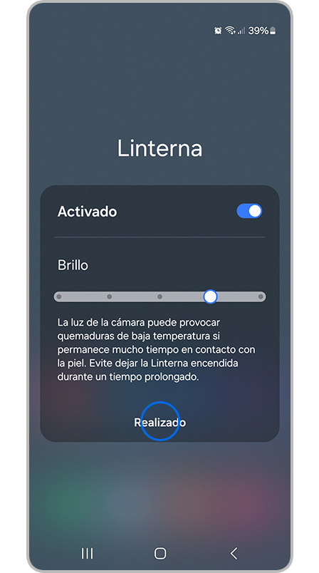 Ajustes de brillo de la linterna con la opción Realizado remarcada