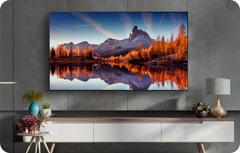 Un televisor samsung montado en la pared de una sala elegante con diferentes decoraciones y accesorios