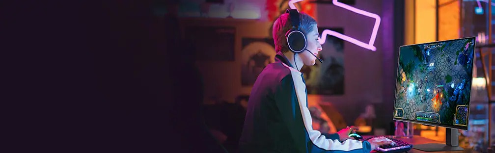 Una persona está jugando con un monitor de juegos Odyssey
