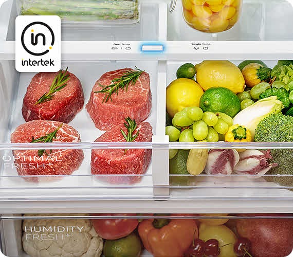 El cajón Optimal Fresh de un frigorífico Samsung Bespoke está dividido en dos zonas con temperaturas diferentes. En la parte izquierda se encuentra la carne cruda, mientras que en la derecha hay frutas y verduras frescas. En la parte superior izquierda hay un icono de Intertek.