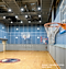 Una amplia vista del gimnasio con 3 canastas de baloncesto