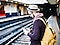 Hombre usa su Galaxy Note9 mientras espera por el tren