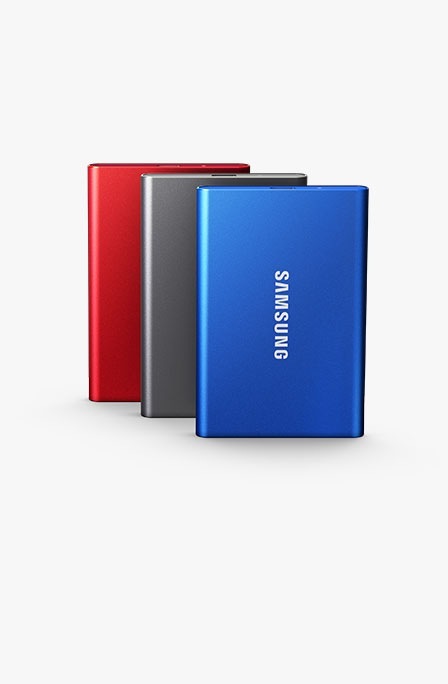 Tři přenosné disky SSD T7 jsou rovnoběžně umístěny ve svislé poloze a téměř se vzájemně překrývají. V zadní části je červený metalický disk, následovaný titanově šedým přenosným diskem SSD T7 a pak zařízením v provedení Indigo Blue, které je s logem Samsung v popředí.