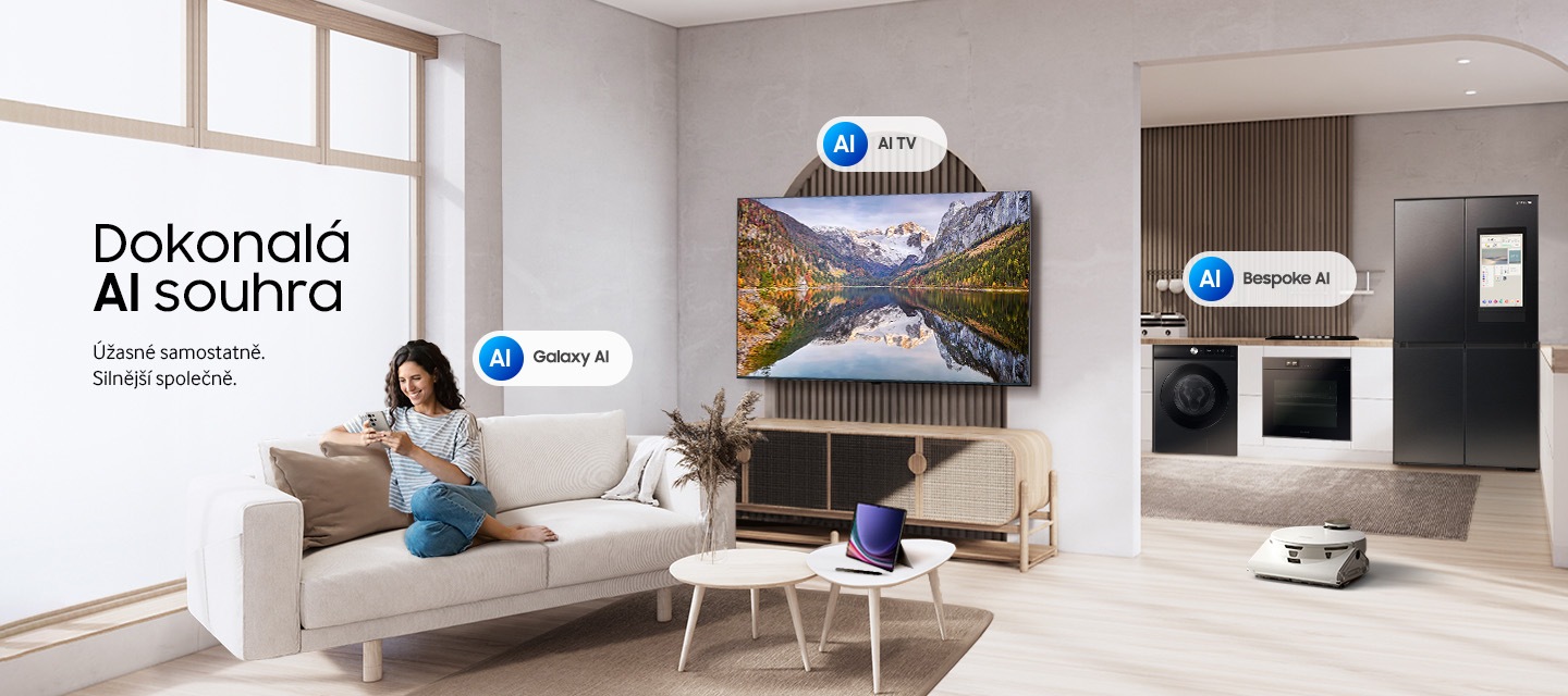 Vidíme prostředí obývacího pokoje s řadou produktů Samsung AI, jako jsou TV Samsung 8K Neo QLED, trouba Bespoke AI a telefon Galaxy S24 Ultra. Žena odpočívá na sedačce umístěné po straně.