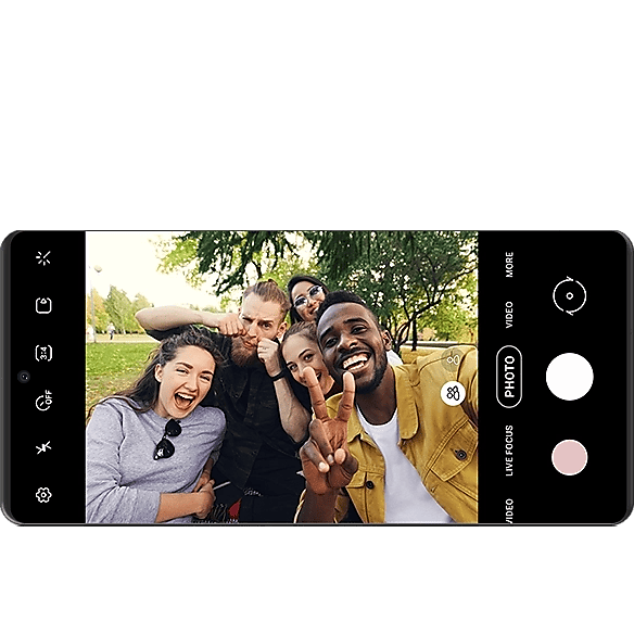 Obrazovka fotoaparátu ukazuje lidi, kteří si spolu užívají selfie v režimu Wide selfie s ovládacími funkcemi Bixbyho Galaxy.