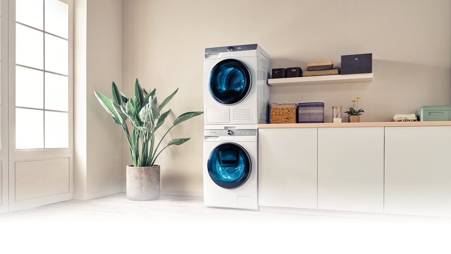 Nová pračka a sušička Samsung série WW9800T. V moderní koupelně je sušička umístěná na pračce.