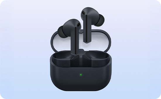 Pár Galaxy Buds3 FE vyjmutých z pouzdra, na pozadí v levandulové barvě.