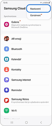 Obrazovka smartphonu s vybranou ikonou Více možností (3 tečky)