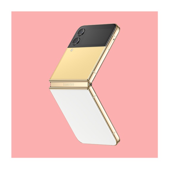 Ein Galaxy Z Flip4 Bespoke Edition Smartphone mit zweifarbigen Vorder- und Rückseiten ist aufrecht stehend und halb geöffnet zu sehen.