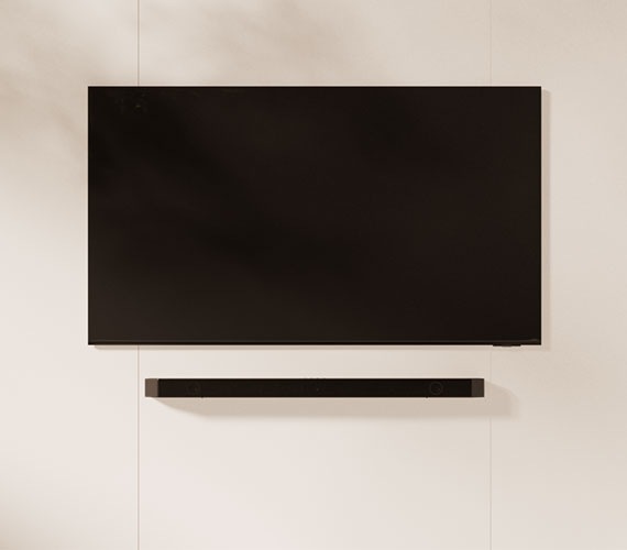 Zu sehen sind ein an der Wand montierter Fernseher und ein Soundbar-Paar.