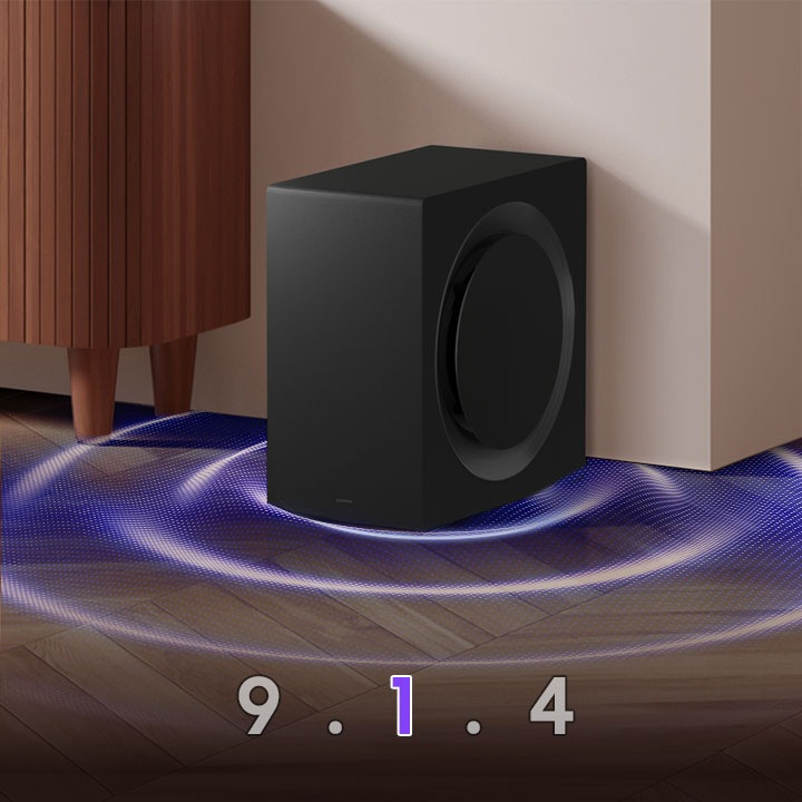 Zu sehen ist eine Nahaufnahme eines Subwoofers neben einer Fernsehkonsole. Von der Unterseite kommen Klangwellen. Auf der Unterseite stehen drei Zahlen: 9, 1 und 4.