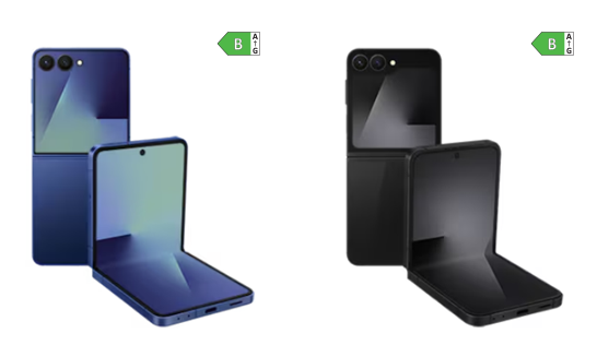 Vorderansicht von je zwei nebeneinander aufgeklappten und aufgestellten Samsung Galaxy Z Flip7 und Z Flip7 FE